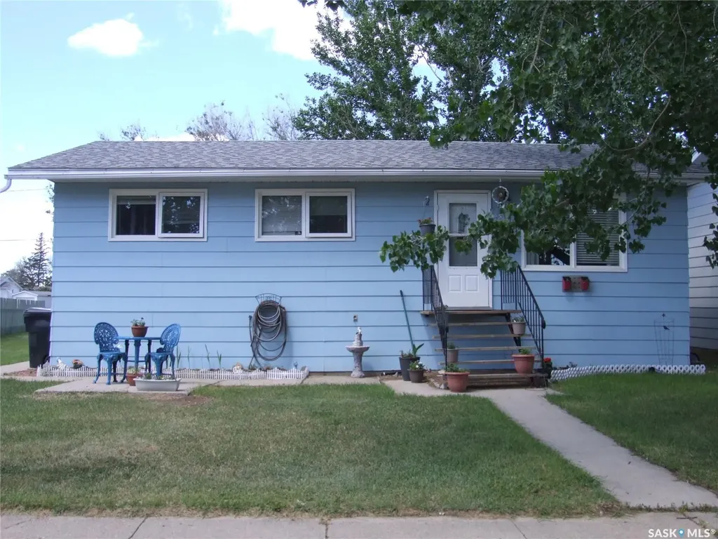 114 3rd Street E Leader SK S0N 1H0