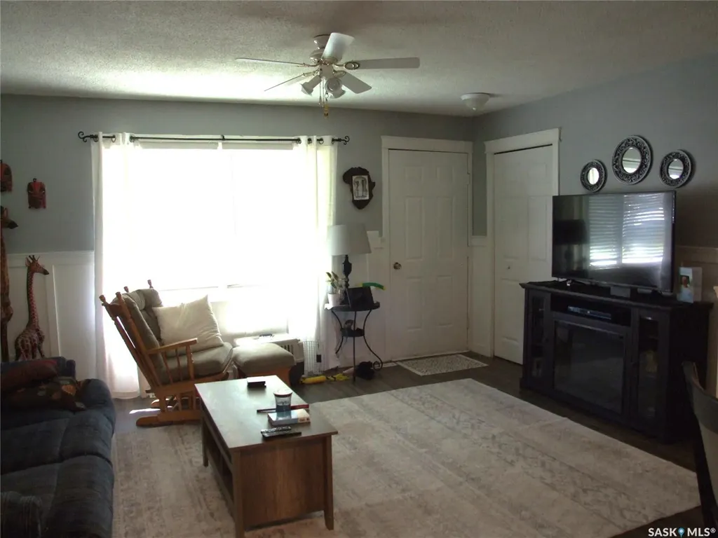 114 3rd Street E Leader SK S0N 1H0