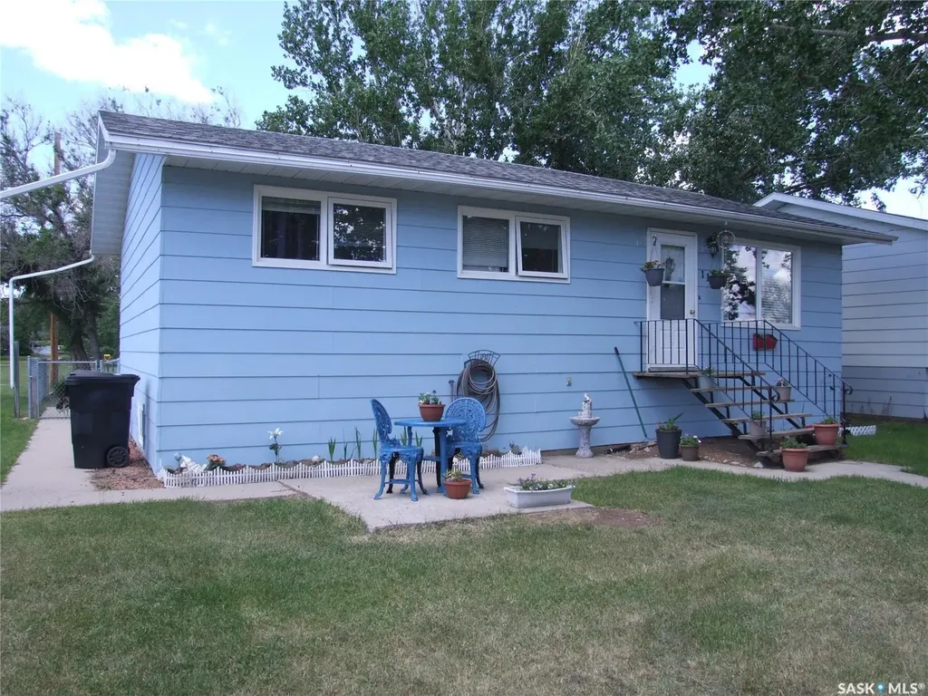 114 3rd Street E Leader SK S0N 1H0