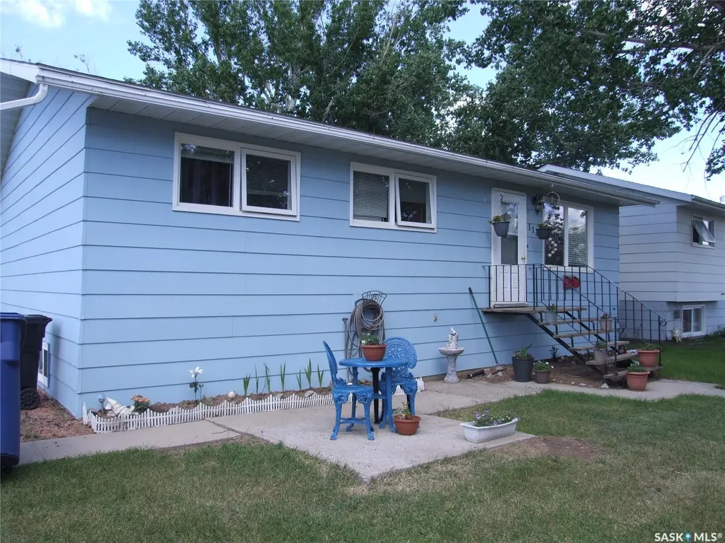 114 3rd Street E Leader SK S0N 1H0