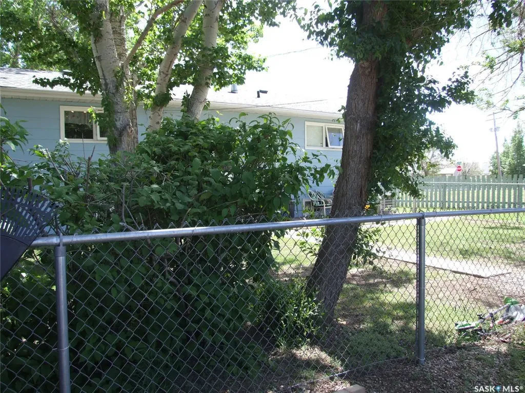 114 3rd Street E Leader SK S0N 1H0