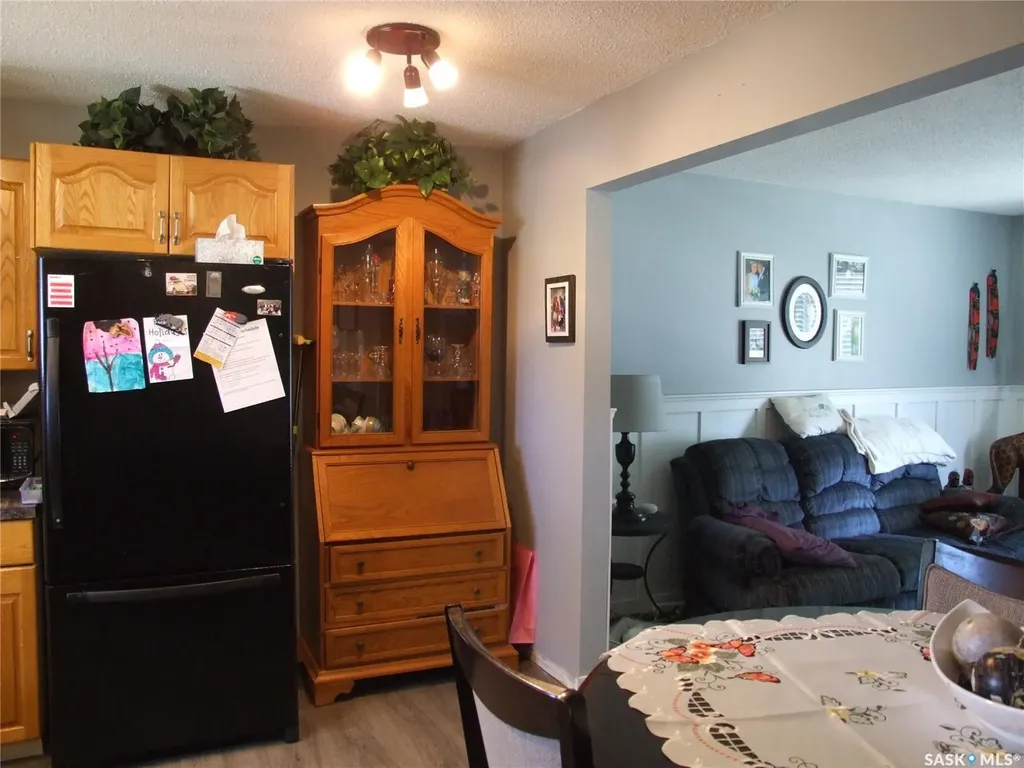 114 3rd Street E Leader SK S0N 1H0