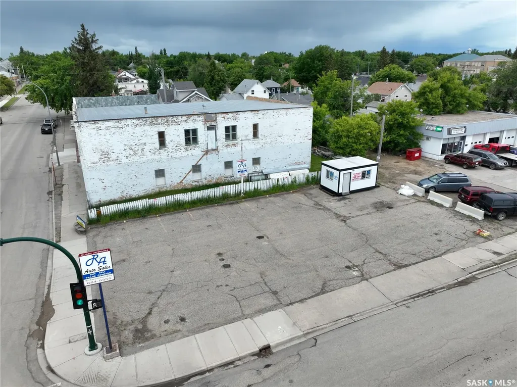 401 Lillooet Street W Moose Jaw SK S6H 4Y5