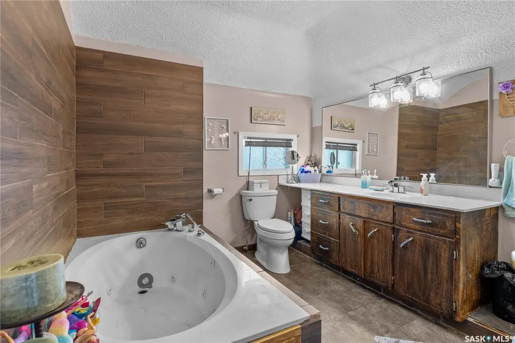 205 5th Avenue E Gravelbourg SK S0H 1X0