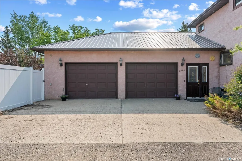 205 5th Avenue E Gravelbourg SK S0H 1X0