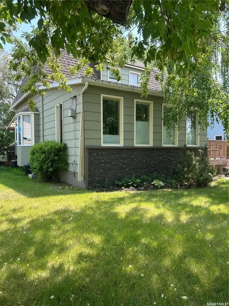 213 Third Street E Carnduff SK S0C 0S0