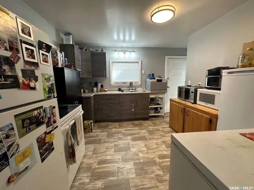 215 4th Avenue W Kindersley SK S0L 1S0