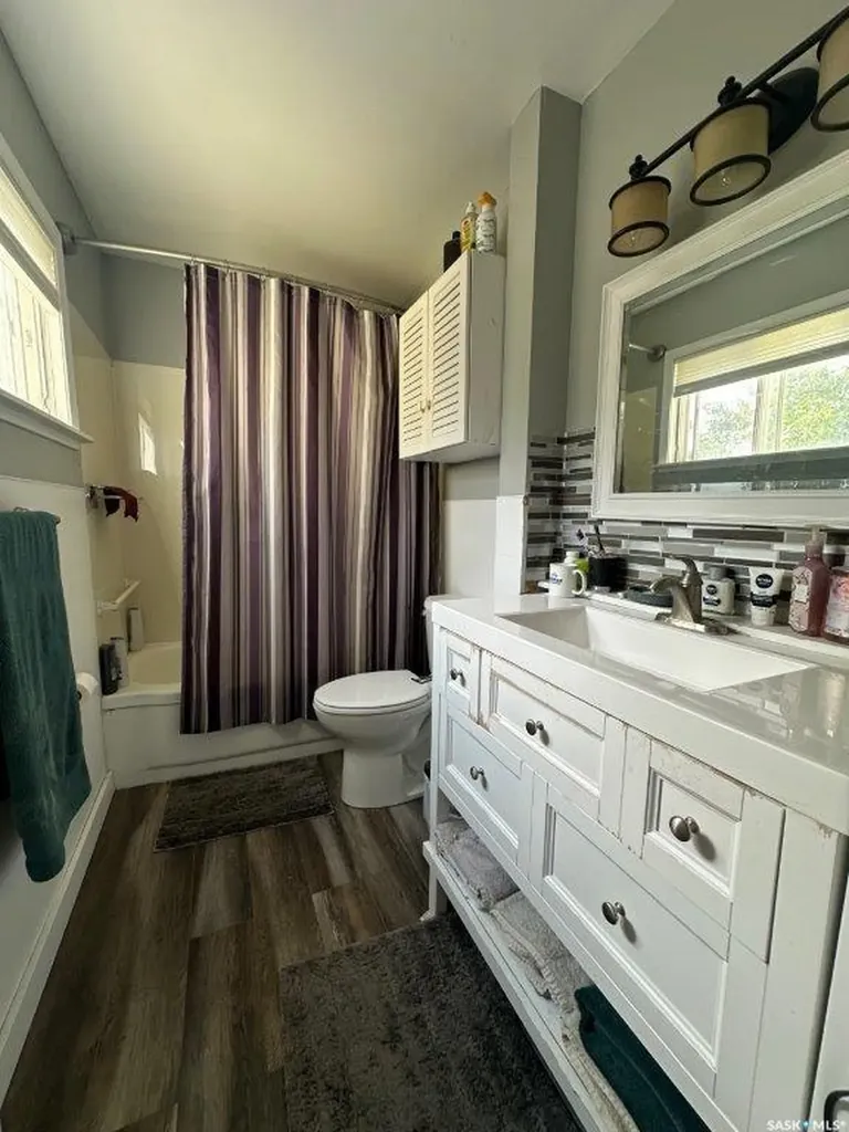 215 4th Avenue W Kindersley SK S0L 1S0