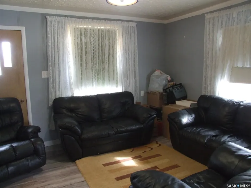 202 1st Street W Leader SK S0N 1H0