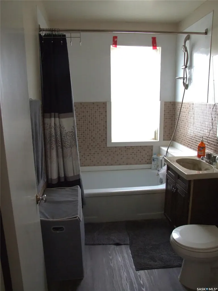 202 1st Street W Leader SK S0N 1H0