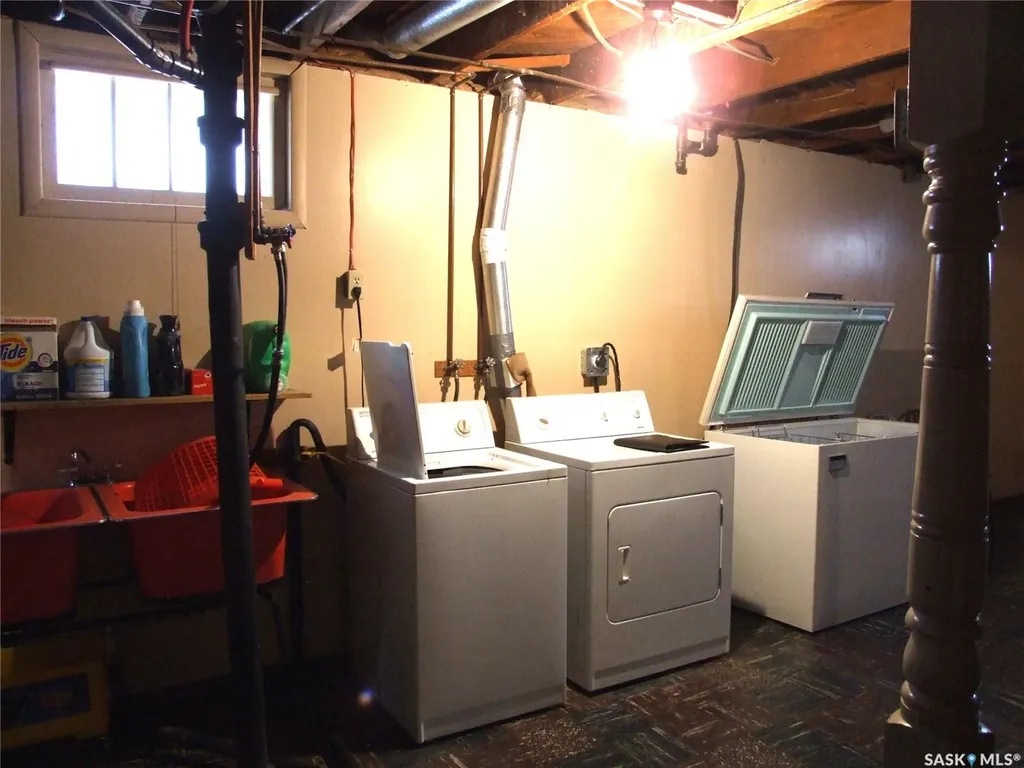 202 1st Street W Leader SK S0N 1H0