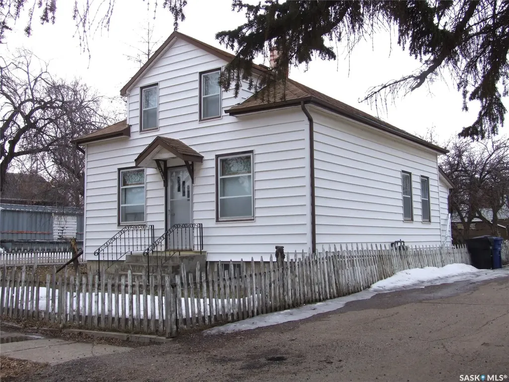 202 1st Street W Leader SK S0N 1H0