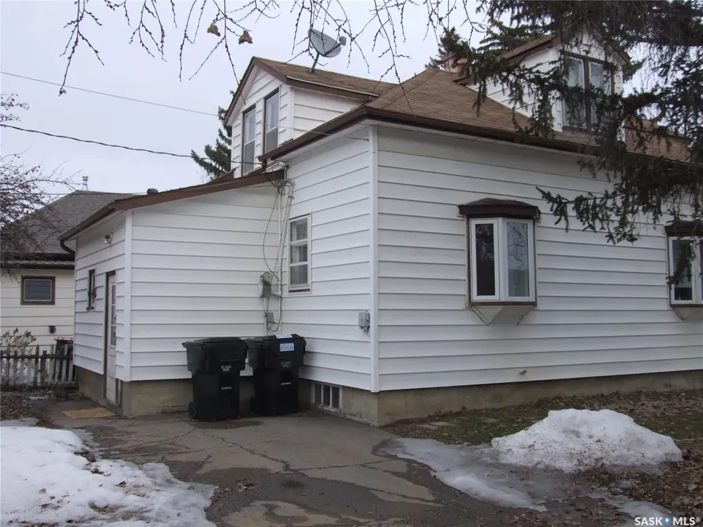 202 1st Street W Leader SK S0N 1H0