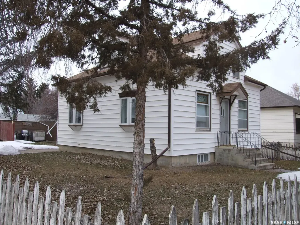 202 1st Street W Leader SK S0N 1H0