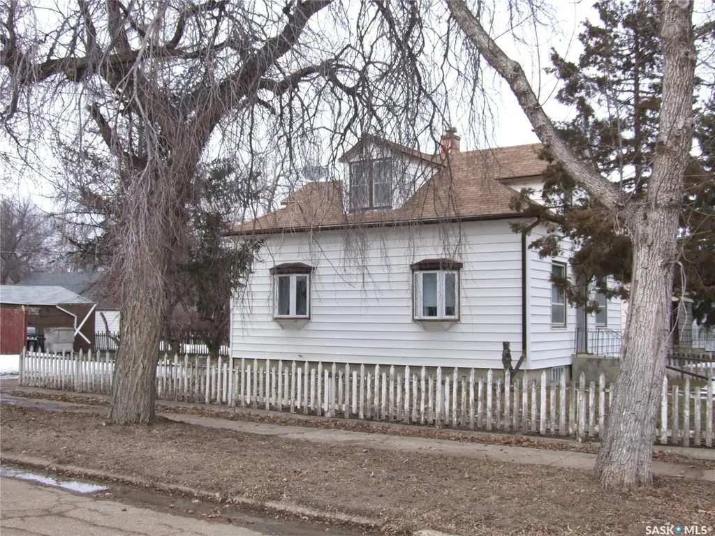 202 1st Street W Leader SK S0N 1H0