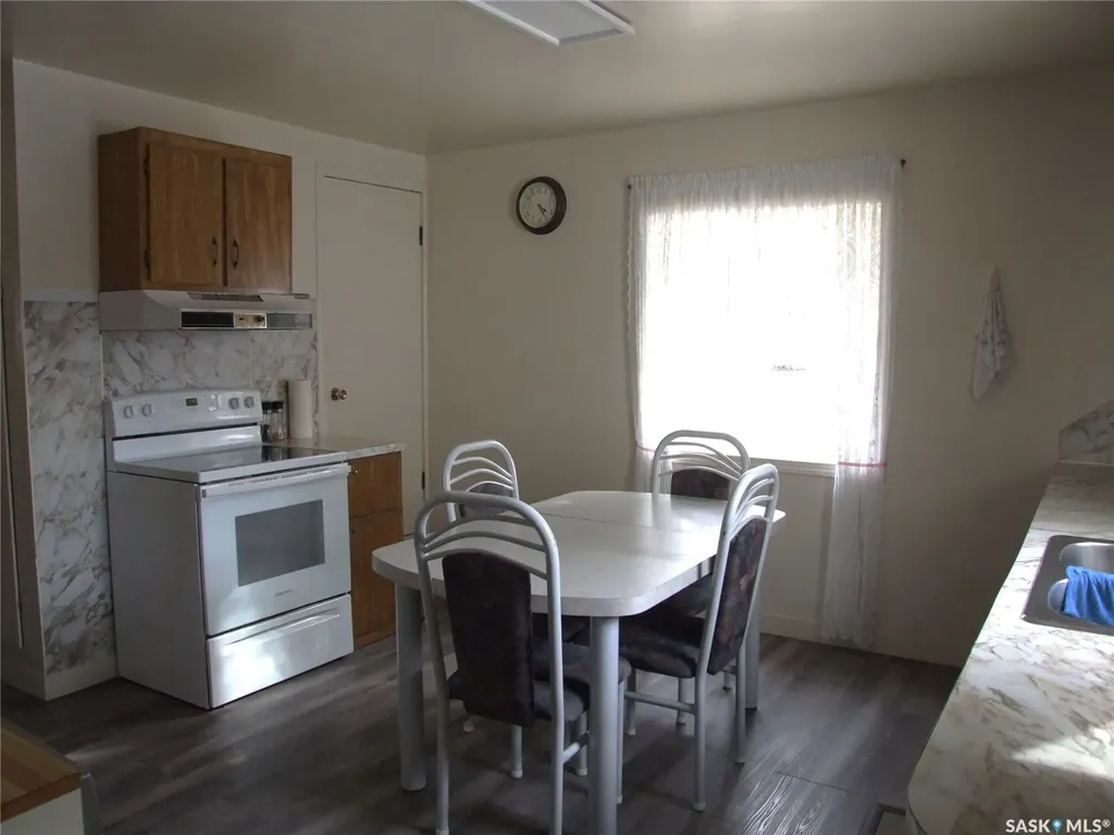 202 1st Street W Leader SK S0N 1H0