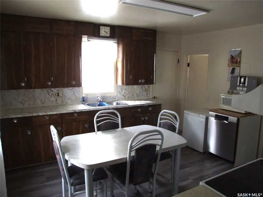 202 1st Street W Leader SK S0N 1H0