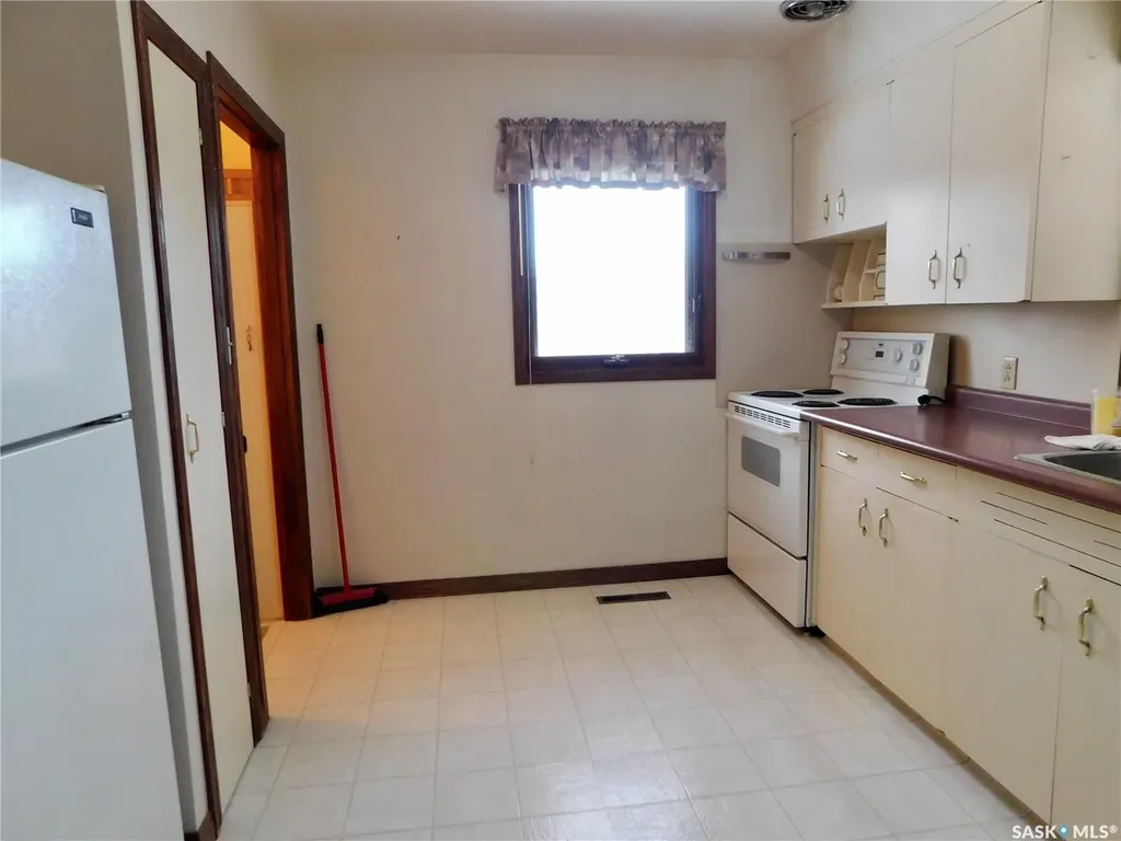 517 3rd Avenue E Assiniboia SK S0H 0B0