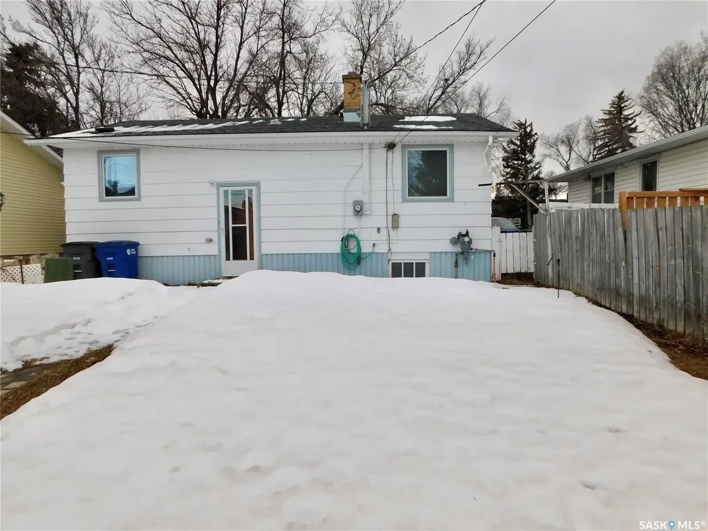 517 3rd Avenue E Assiniboia SK S0H 0B0