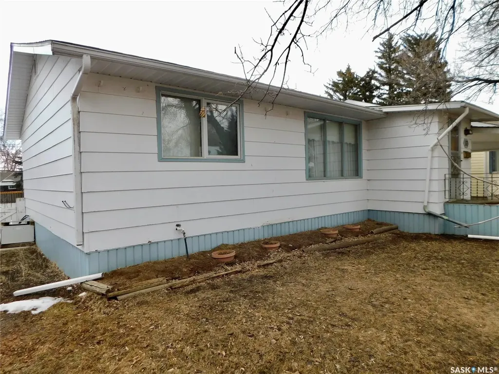 517 3rd Avenue E Assiniboia SK S0H 0B0