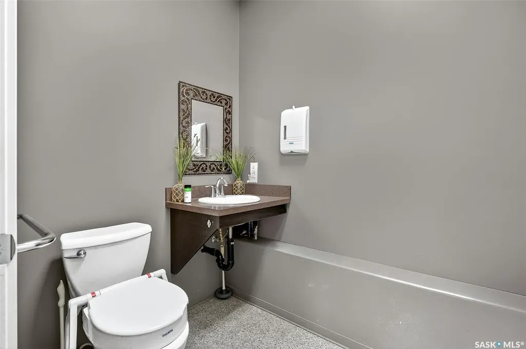 526 Main Street N Moose Jaw SK S6H 3K3