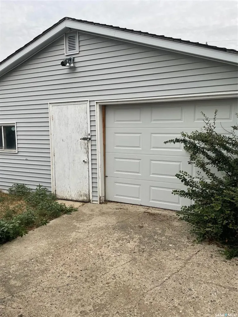 107 3rd Avenue W Elrose SK S0L 0Z0