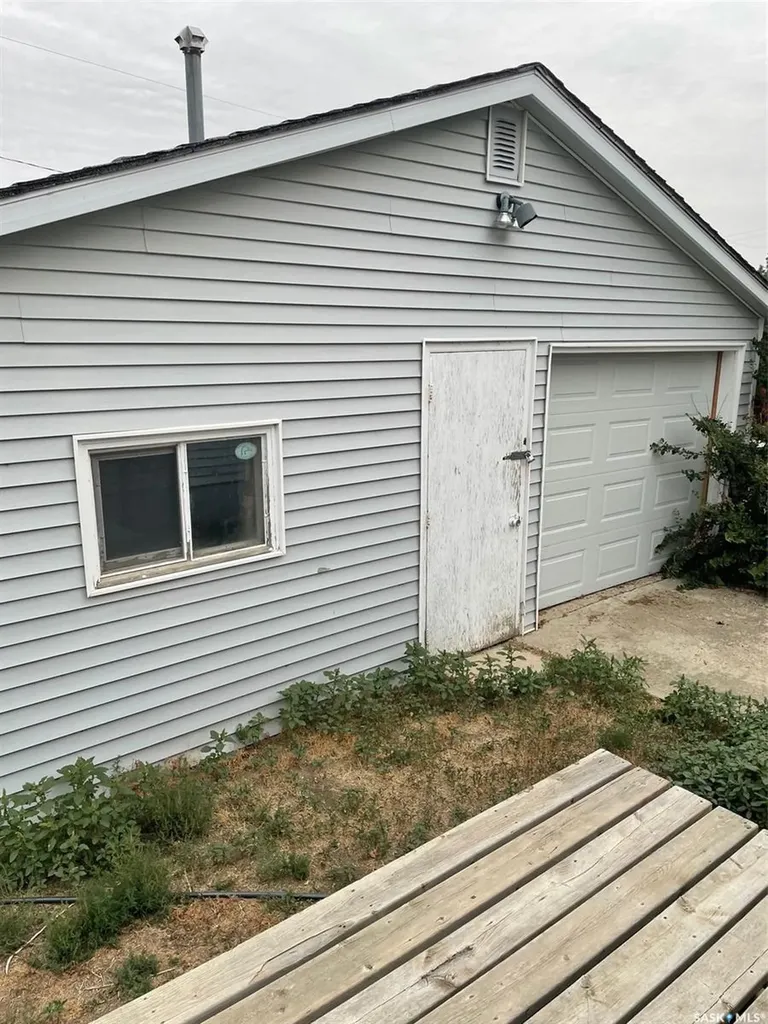 107 3rd Avenue W Elrose SK S0L 0Z0