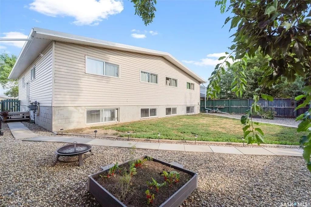 410 - 412 3rd Street E Delisle SK S0L 0P0