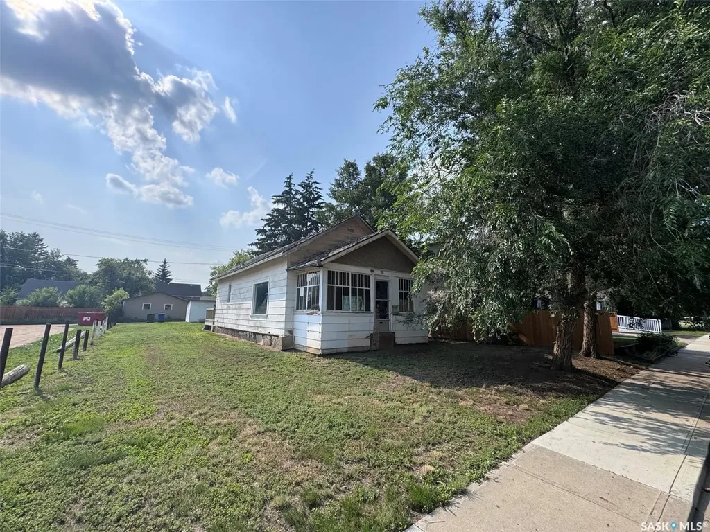 1044 7th Avenue NW Moose Jaw SK S6H 4C4