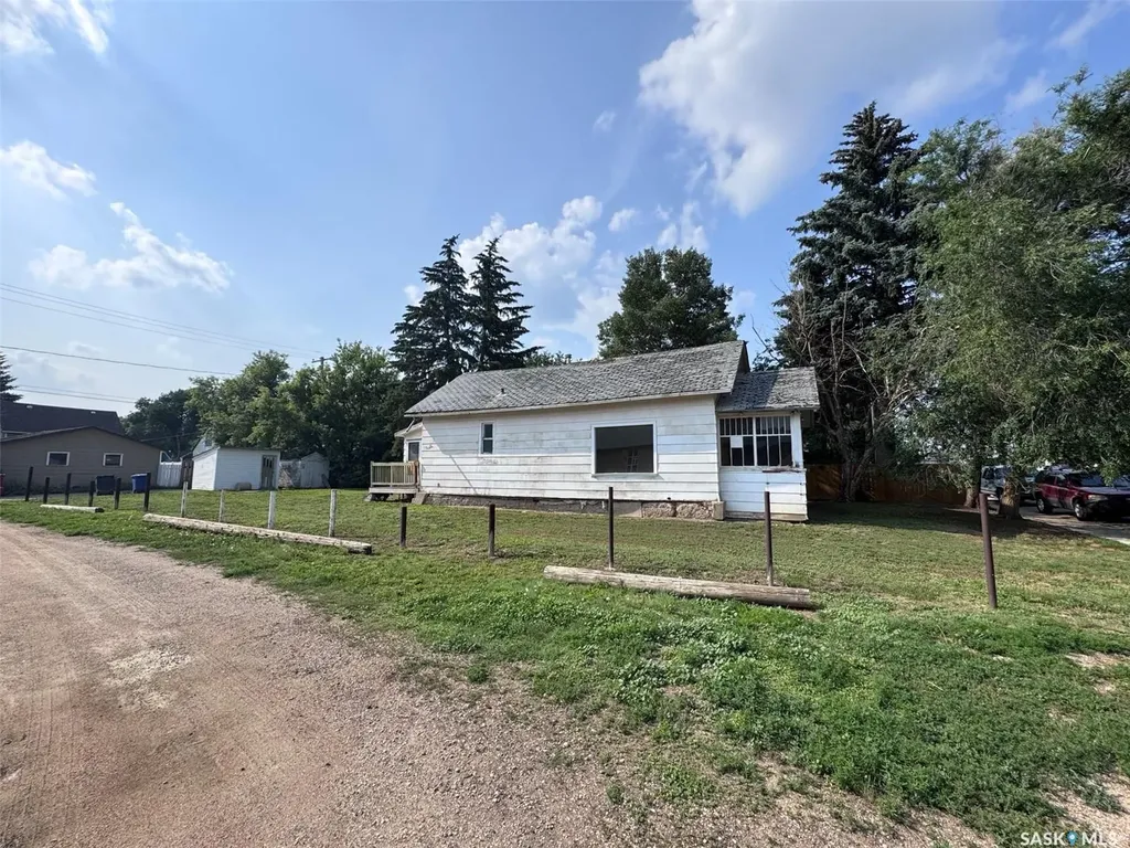 1044 7th Avenue NW Moose Jaw SK S6H 4C4