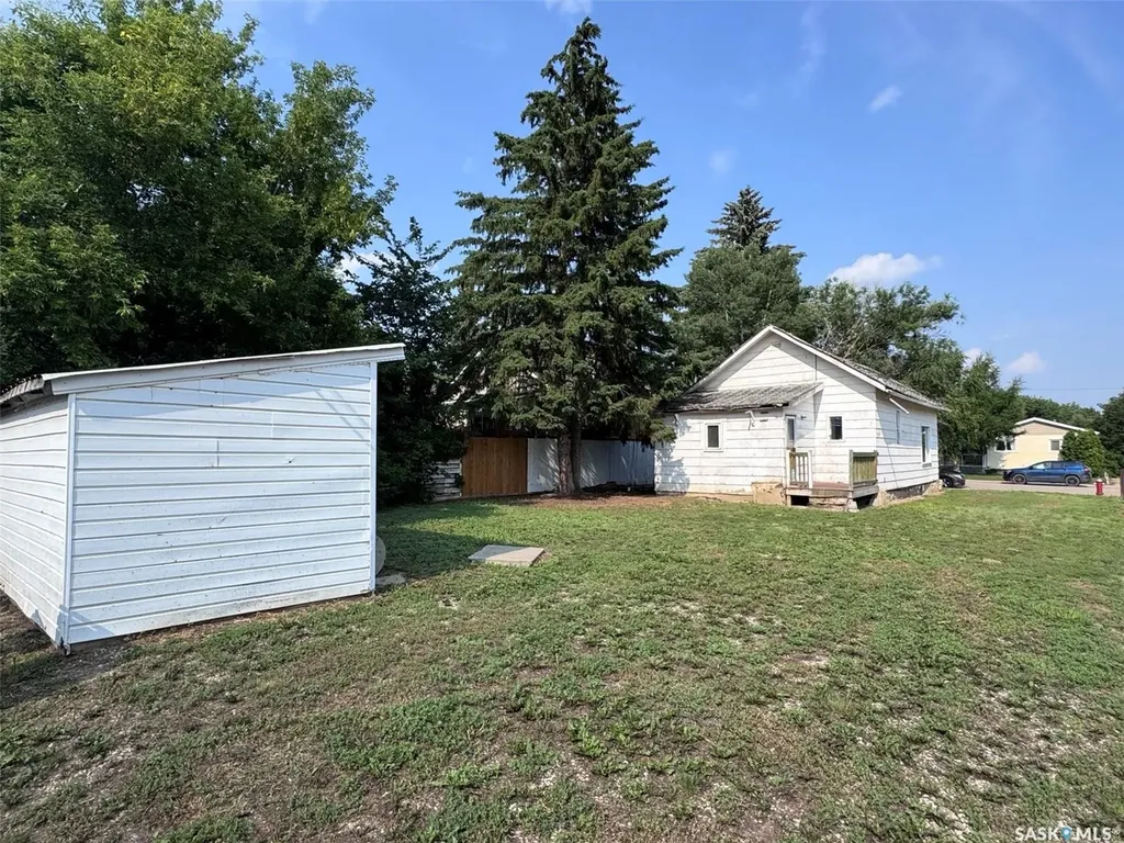 1044 7th Avenue NW Moose Jaw SK S6H 4C4