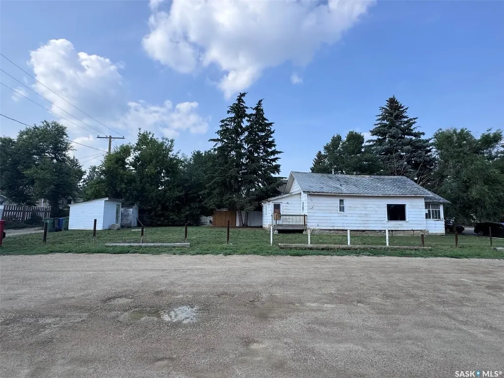 1044 7th Avenue NW Moose Jaw SK S6H 4C4