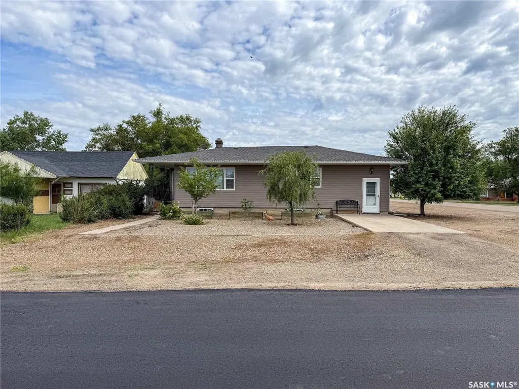 223 2nd Avenue E Frontier SK S0N 0W0