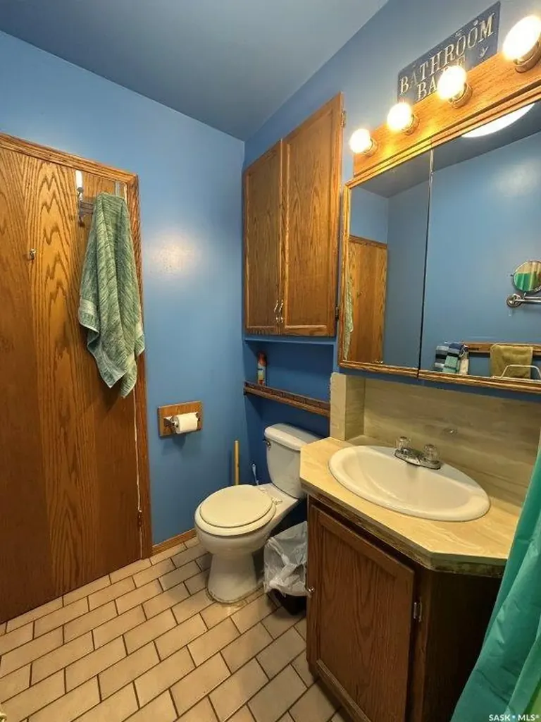 113 4th Avenue E Kindersley SK S0L 1S0