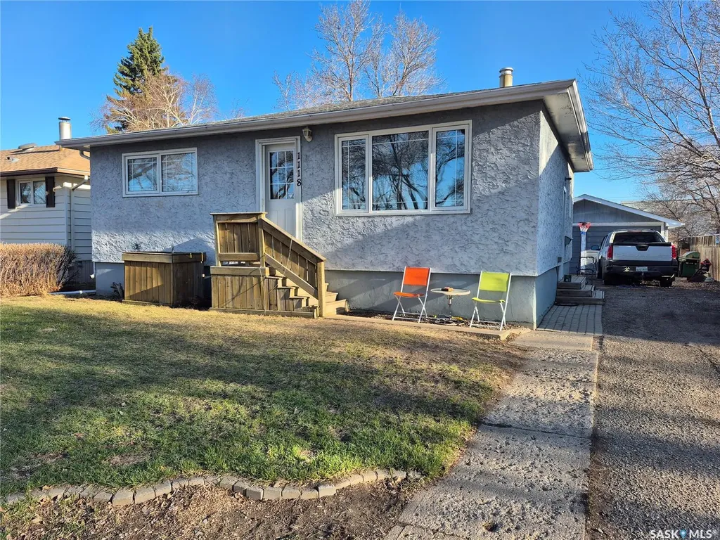1118 Park Avenue Weyburn SK S4H 0K5