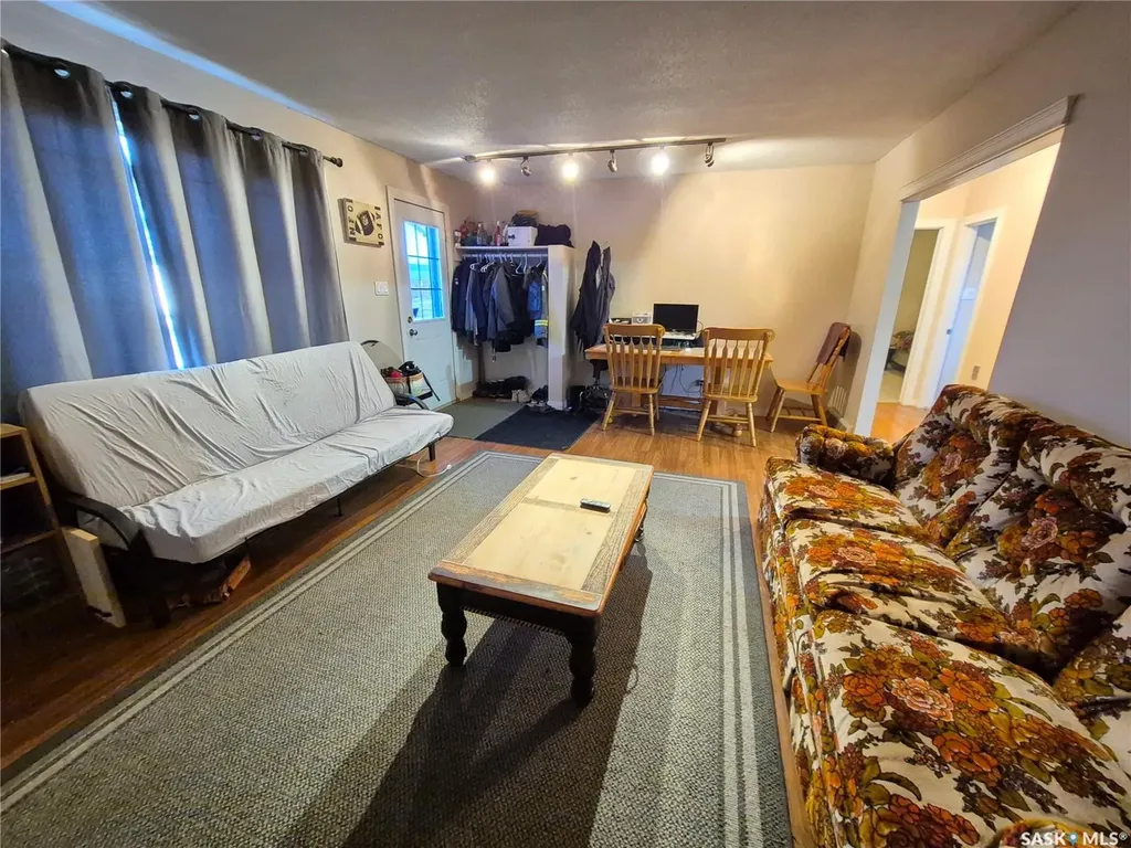 1118 Park Avenue Weyburn SK S4H 0K5