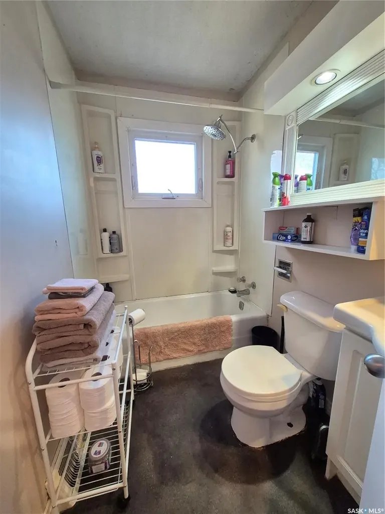 1118 Park Avenue Weyburn SK S4H 0K5