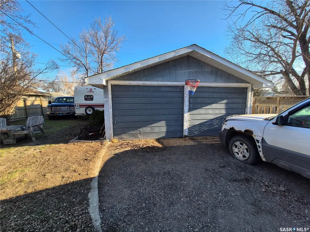 1118 Park Avenue Weyburn SK S4H 0K5
