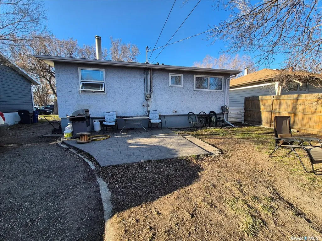 1118 Park Avenue Weyburn SK S4H 0K5