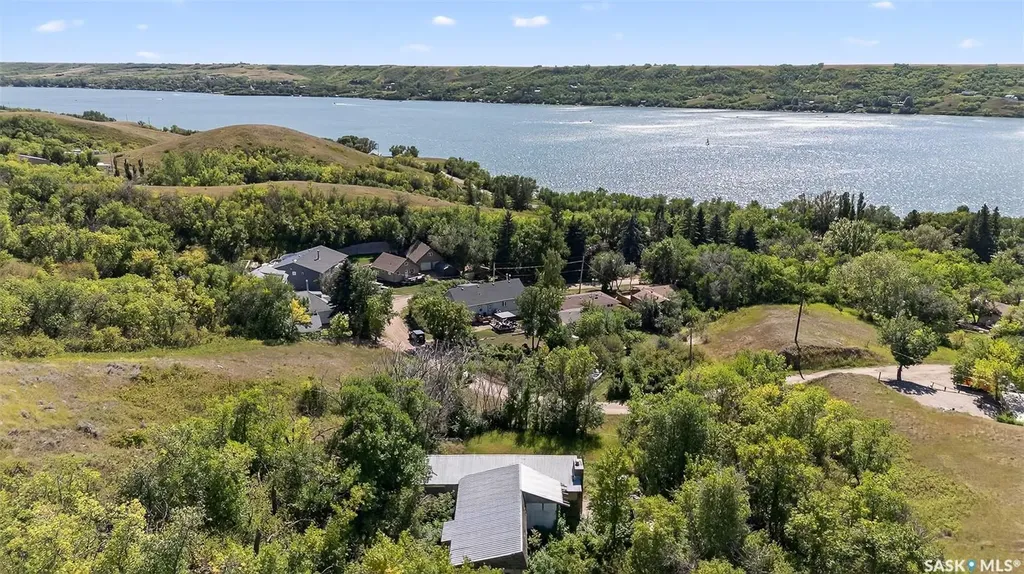 16 Alice Crescent North Grove SK S6H 6L5