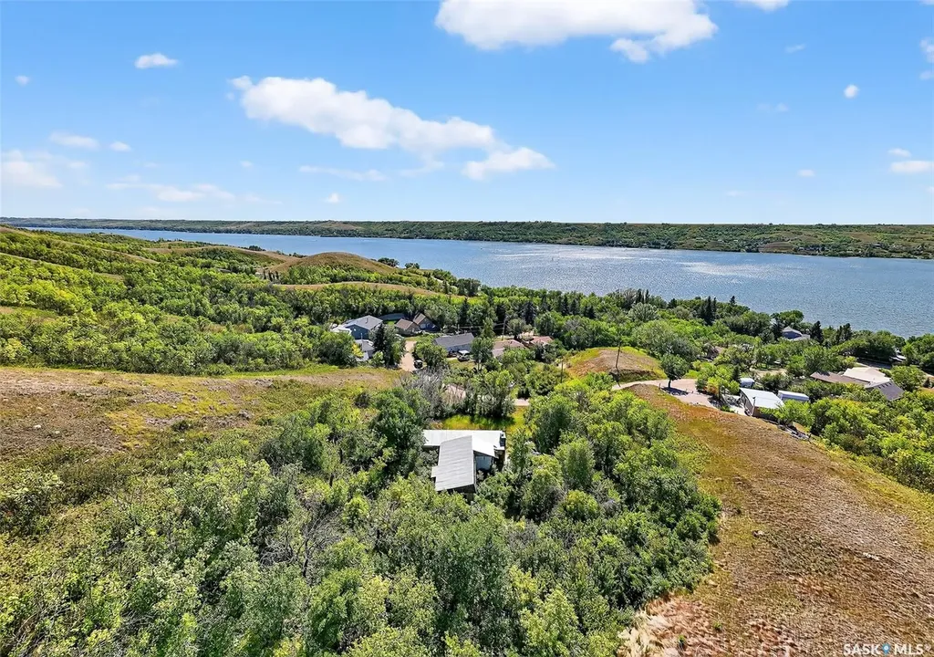 16 Alice Crescent North Grove SK S6H 6L5