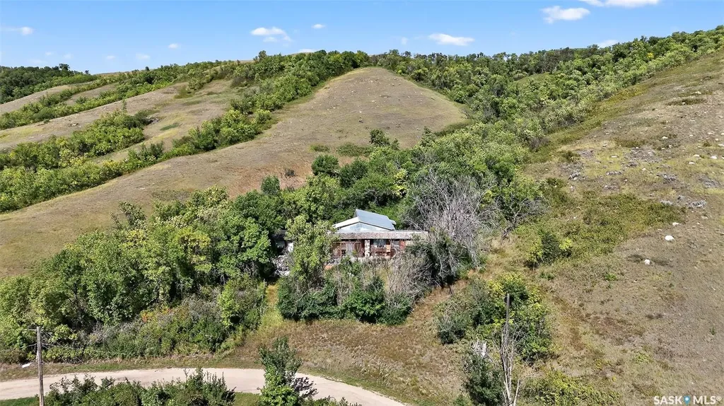 16 Alice Crescent North Grove SK S6H 6L5