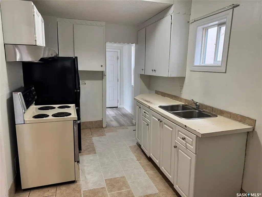 318 H Avenue S Saskatoon SK S7M 1W3