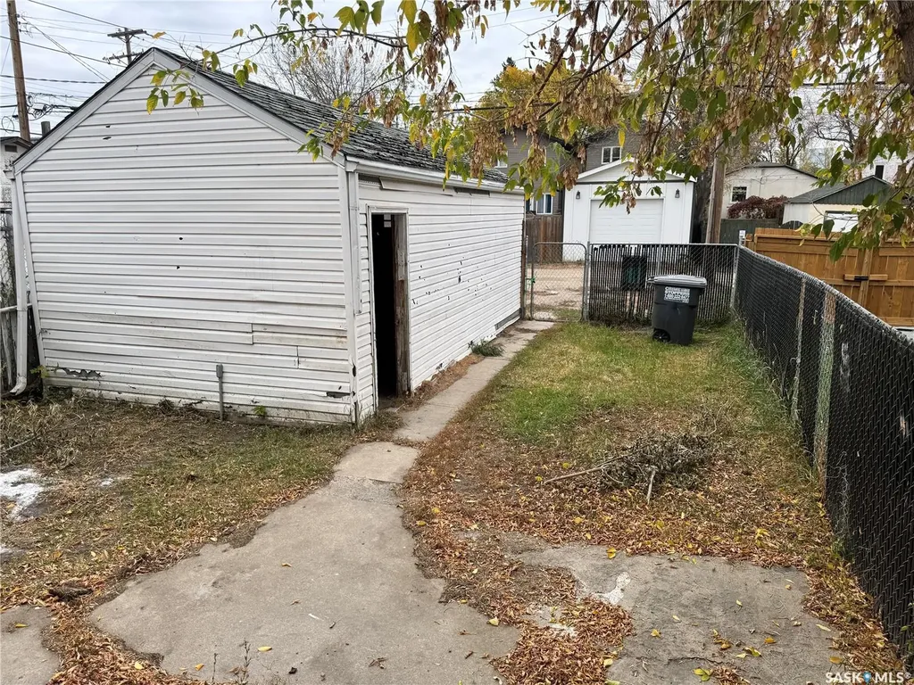 318 H Avenue S Saskatoon SK S7M 1W3
