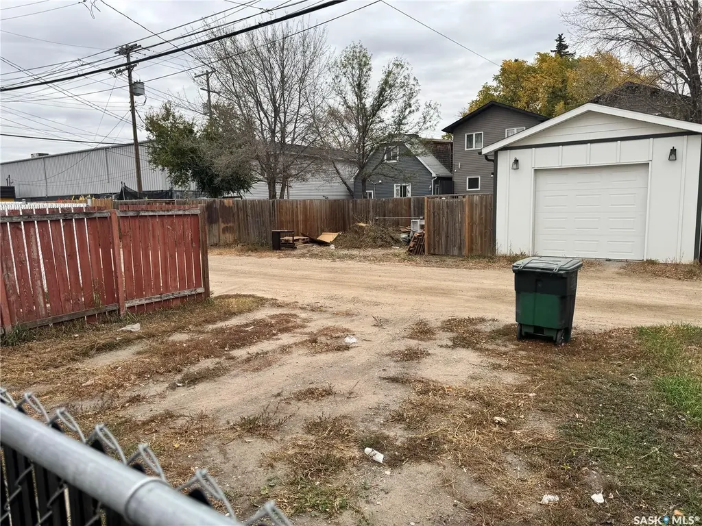318 H Avenue S Saskatoon SK S7M 1W3