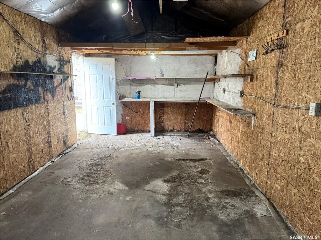 318 H Avenue S Saskatoon SK S7M 1W3