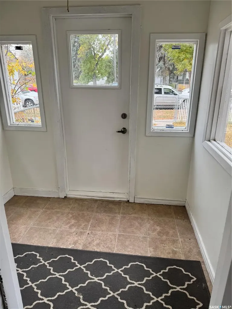 318 H Avenue S Saskatoon SK S7M 1W3