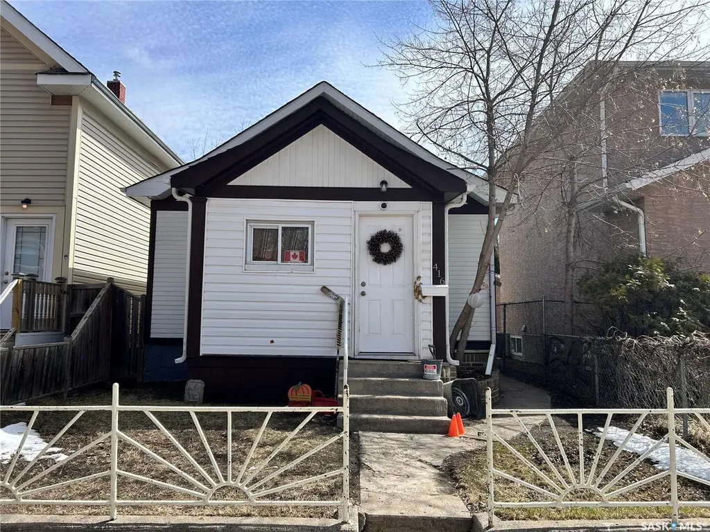 416 J Avenue N Saskatoon SK S7L 2K3