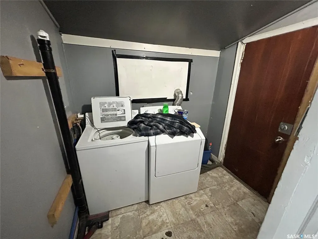 416 J Avenue N Saskatoon SK S7L 2K3