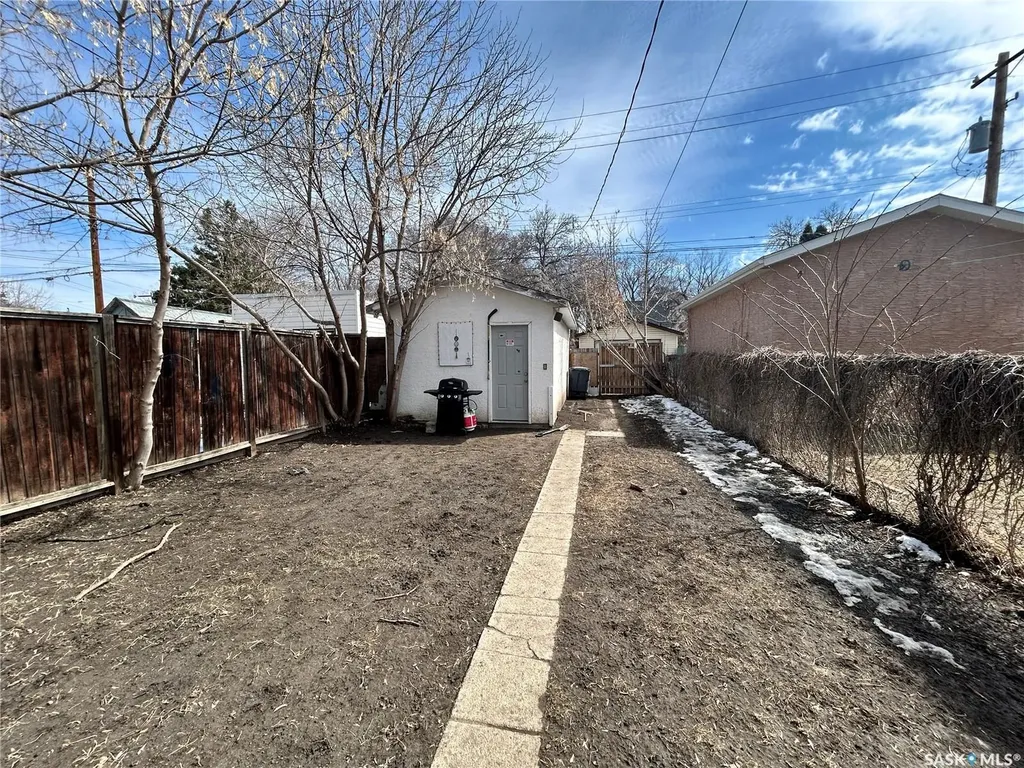 416 J Avenue N Saskatoon SK S7L 2K3